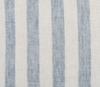 Decoratief sierkussen van ivoorkleurig en blauw linnen met strepen en veren en dons
