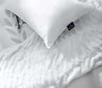 Middelhard queen-size bedkussen van latex en dons