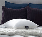Middelhard queen-size bedkussen van latex en dons