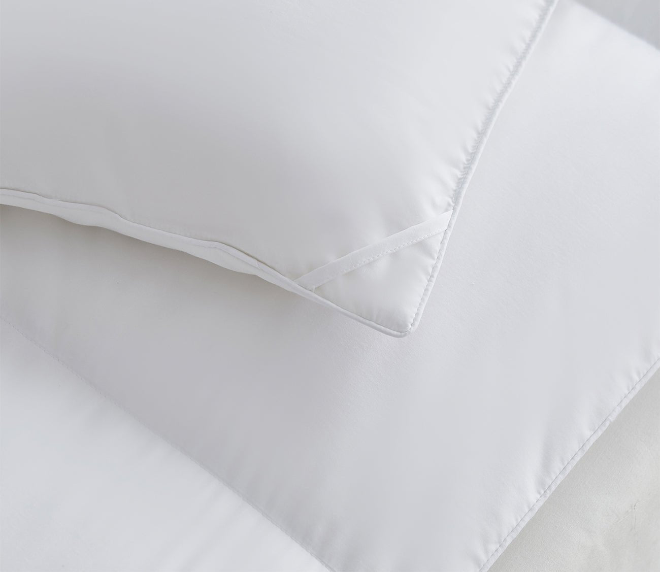 All Season Polyester and Cotton Blend Goose Down Fiber Comforter